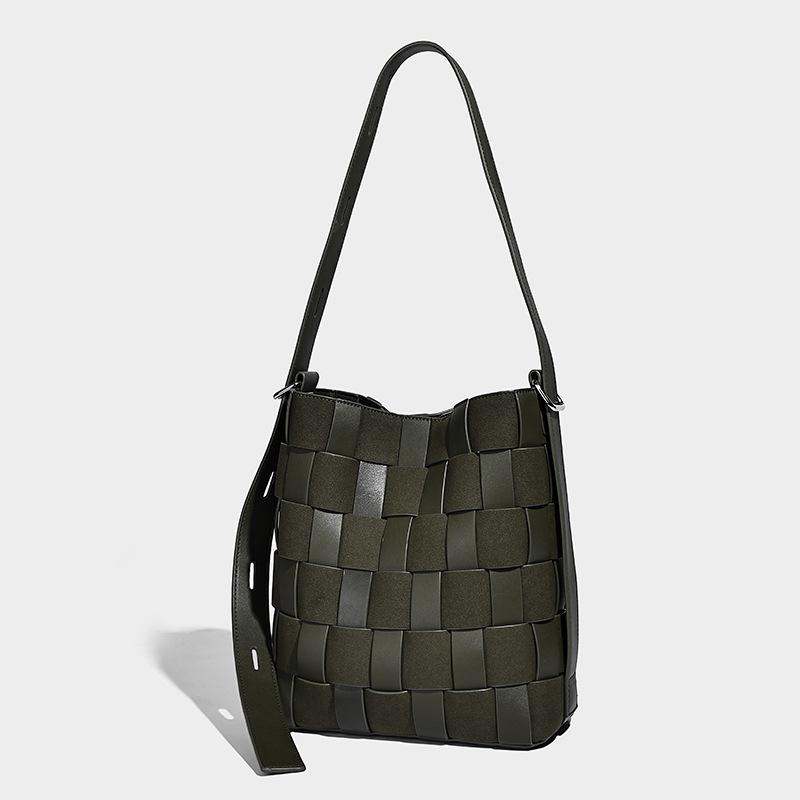 Niche Vacation Style Woven Bucket Bag for Women 2025 New Large Capacity Commuter Shoulder Bag Crossbody Bag