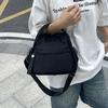 Simple, fashionable and versatile women's shoulder bag, nylon material sense, large-capacity commuter messenger bag.