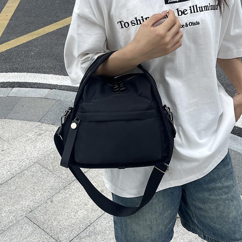 Simple, fashionable and versatile women's shoulder bag, nylon material sense, large-capacity commuter messenger bag.