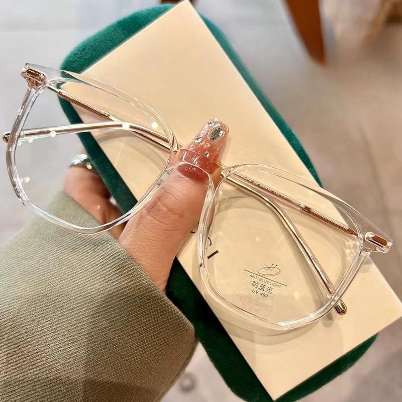 

Сверхлегкая женская оправа для близорукости онлайн может быть оснащена стеклянными линзами, простым и круглым лицом.. Корейская версия Cold Brown Eye Frame Tide.