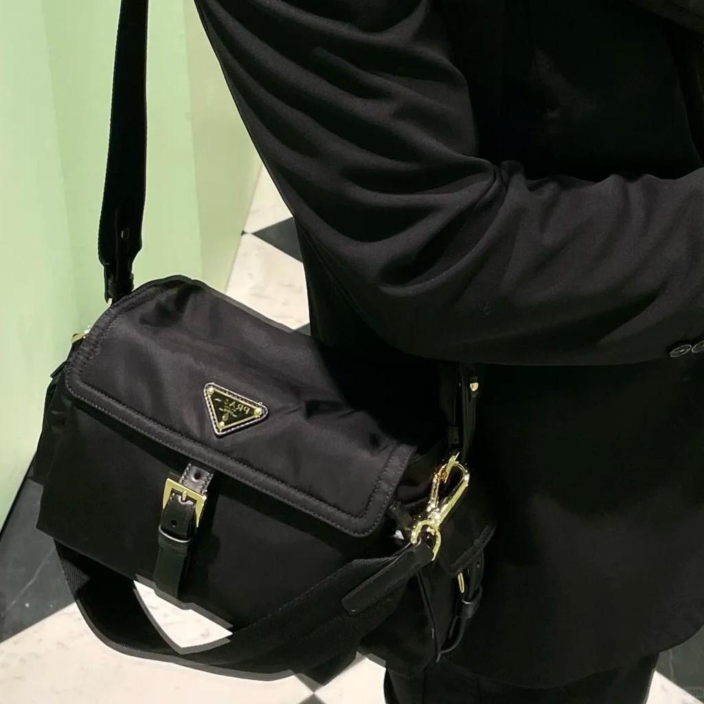 Lada House Unisex Messenger-Kameratasche aus recyceltem Nylon 2025: Modische, vielseitige Umhängetasche