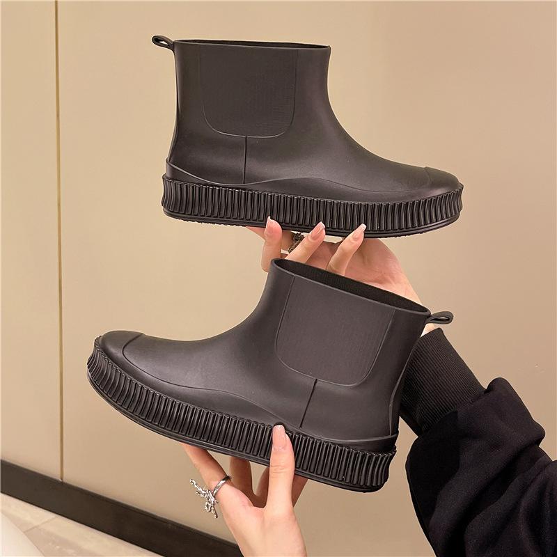 Rain shoes women's fashion outer wear overshoes lightweight waterproof rubber shoes new work non-slip adult short rain boots