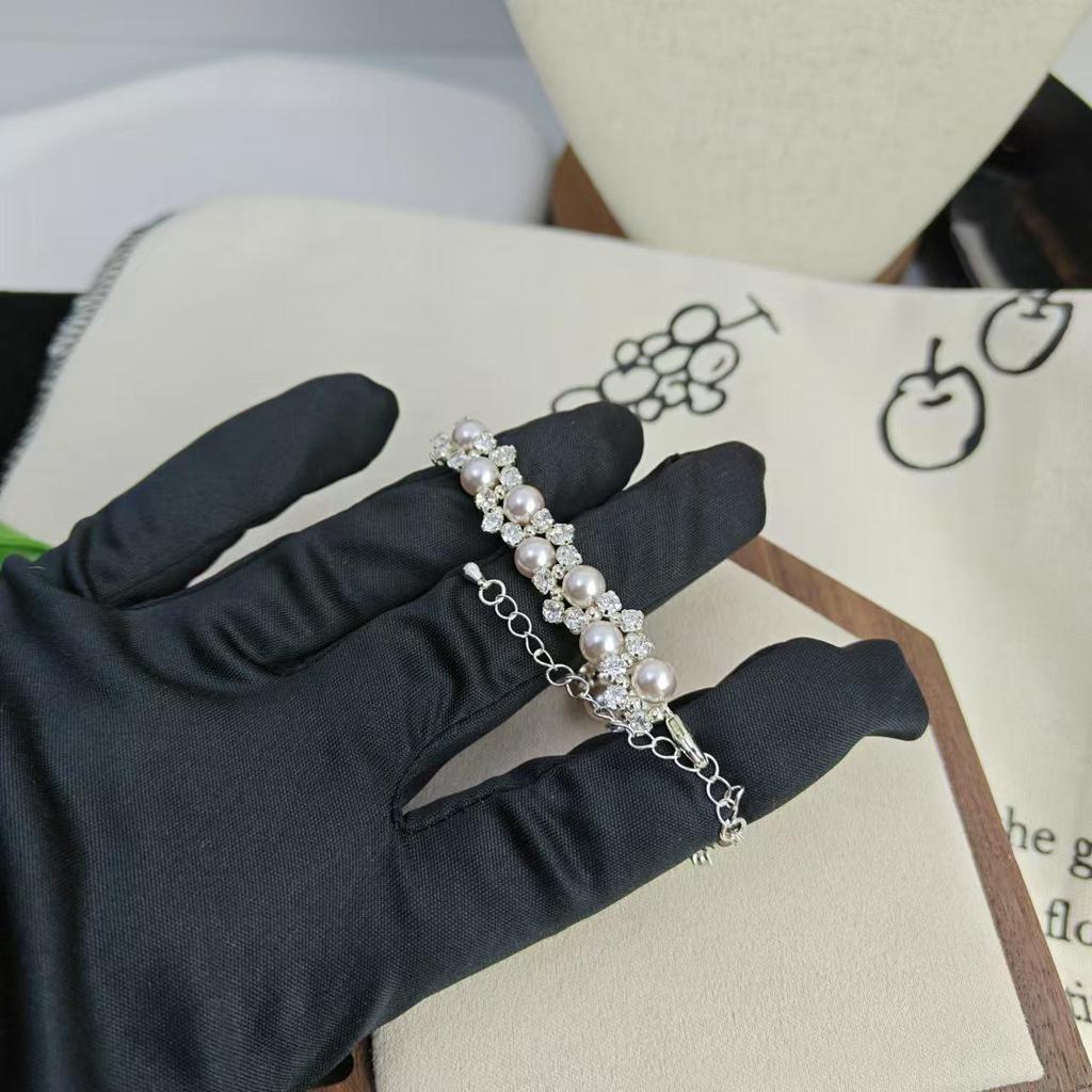 Elegant Pearl Zircon Bracelet for Women – Exquisite, Sparkling, Versatile, and Luxurious Hand Accessory.