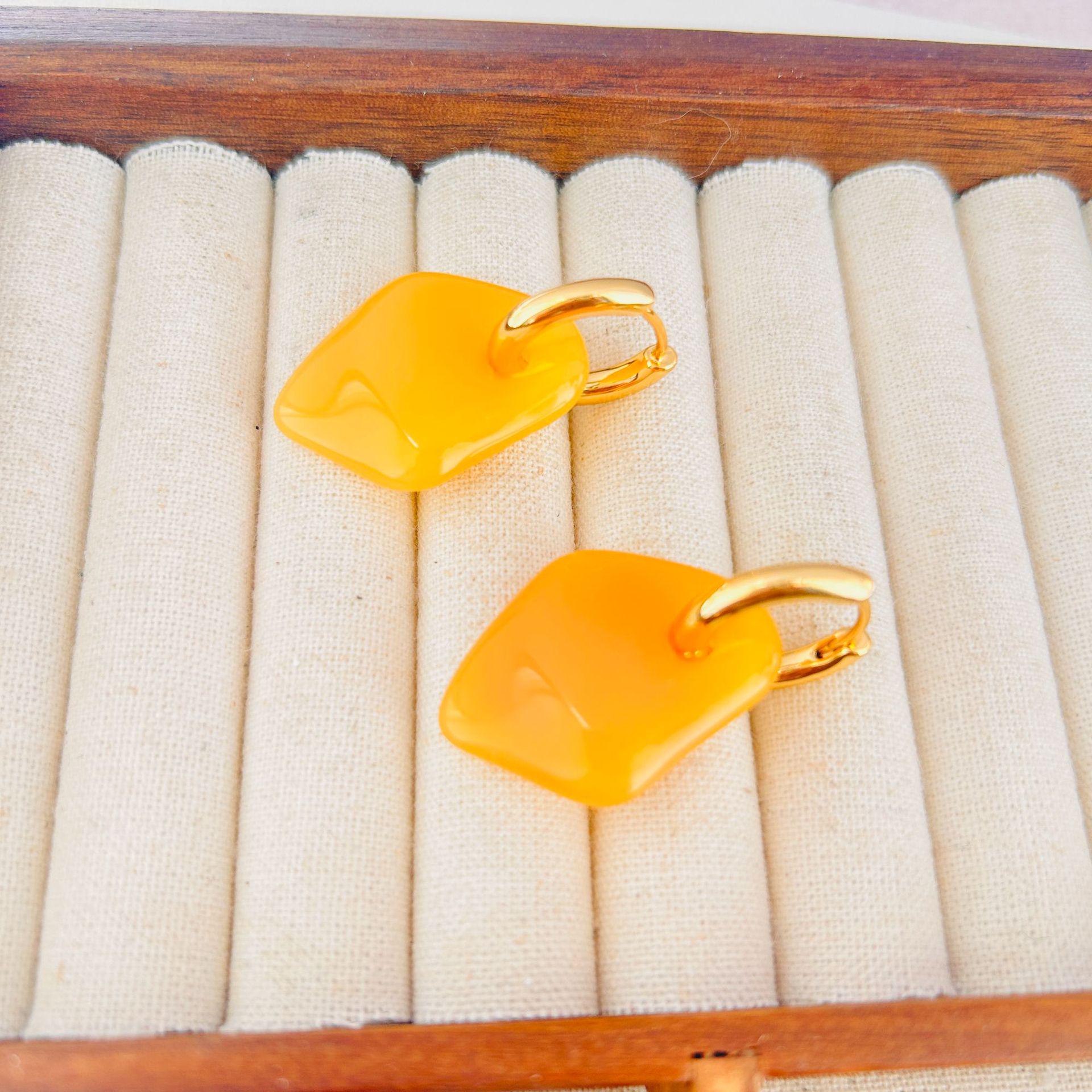 

2024 Retro Pink Irregular Glass Earrings: Chic, Versatile, Luxury Dangle Ear Hooks with Light Luxury and Noble Fashion Appeal