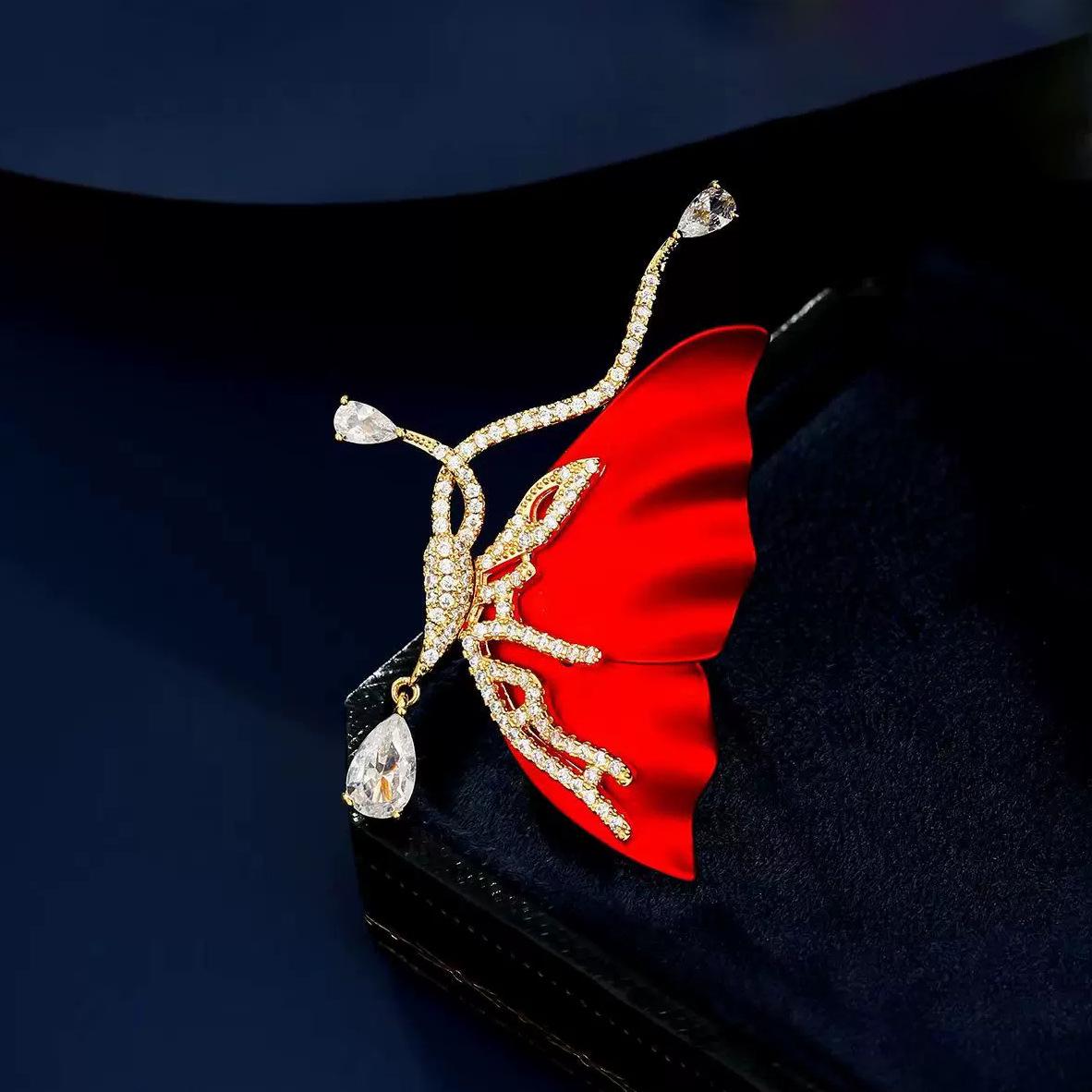 

Темпераментная красная бабочка брошь высокого класса женский изысканный инкрустированный бриллиантами корсаж в виде насекомого нишевый дизайн булавка костюм аксессуары