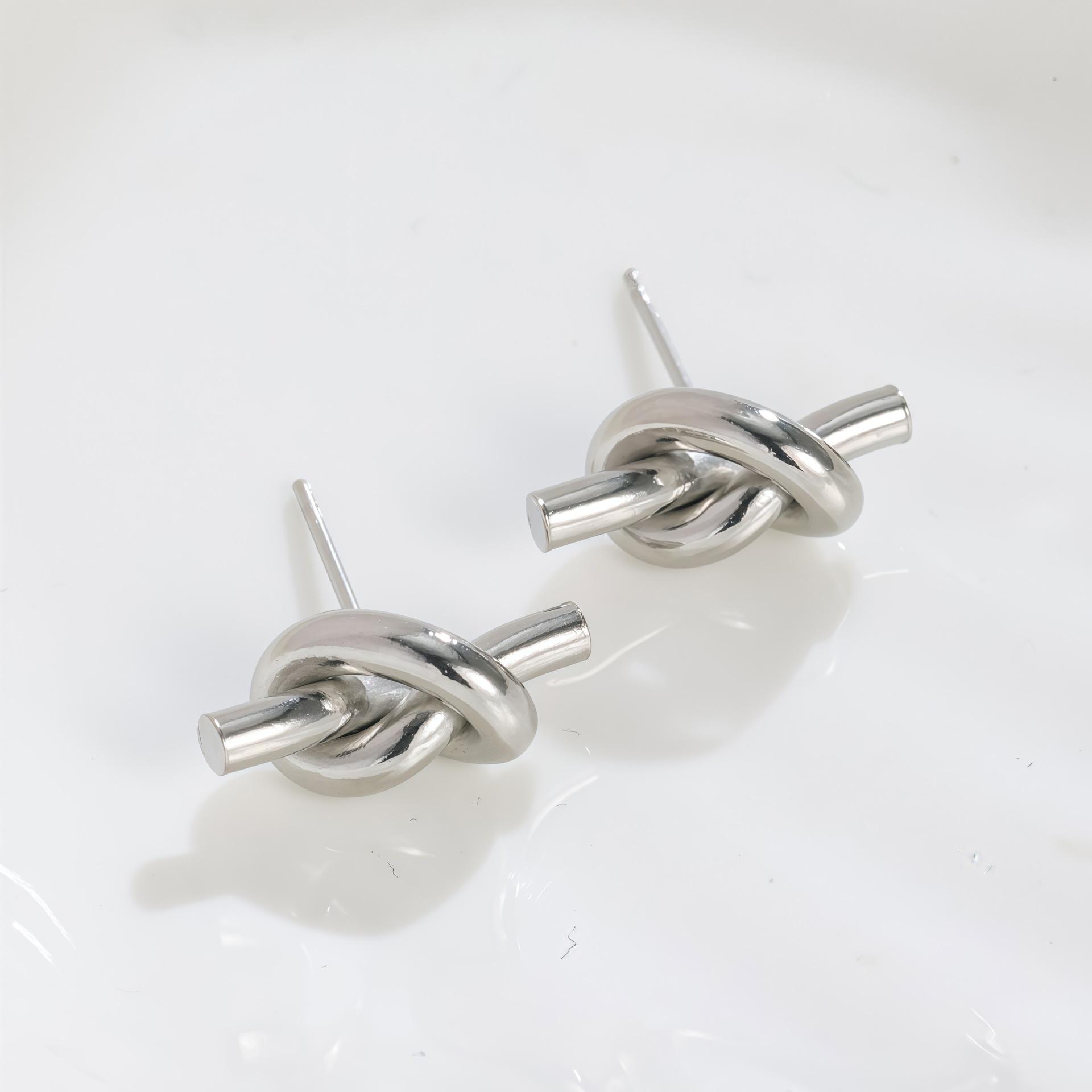 

Celi style light luxury small knotted earrings retro fashion titanium steel stud earrings do not fade girls jewelry