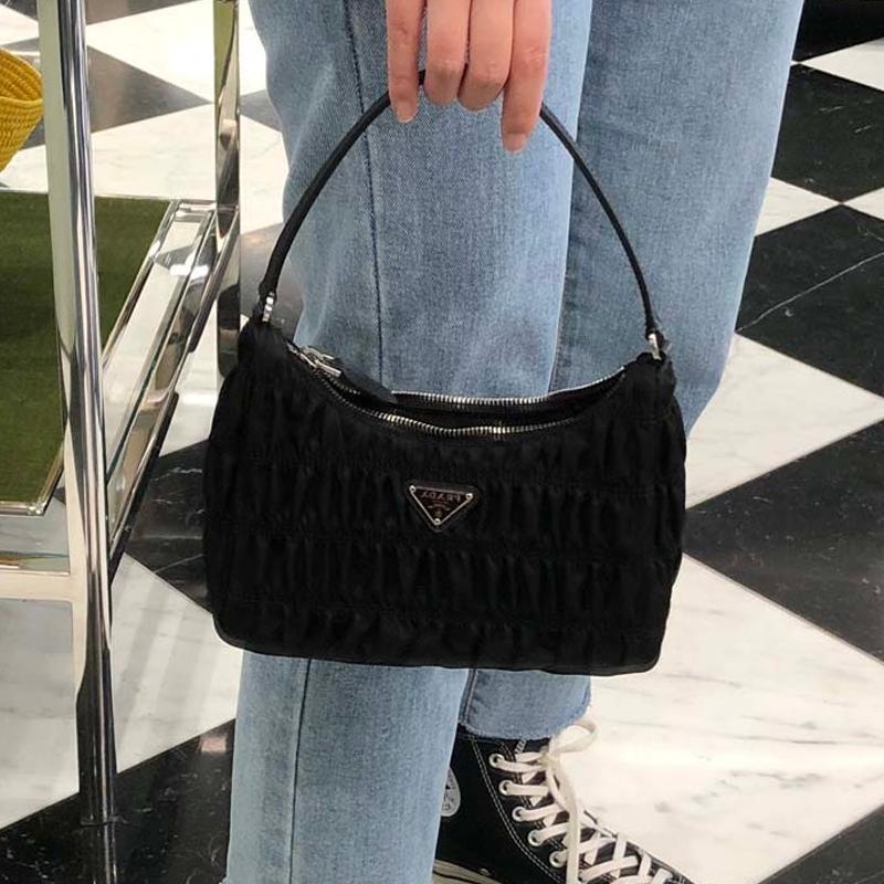 Prada Neuauflage Hobo gefaltete Mini-Handtasche aus Nylon und Saffiano-Leder Damenhandtaschen Schwarz 1NE204-QR1-F0002