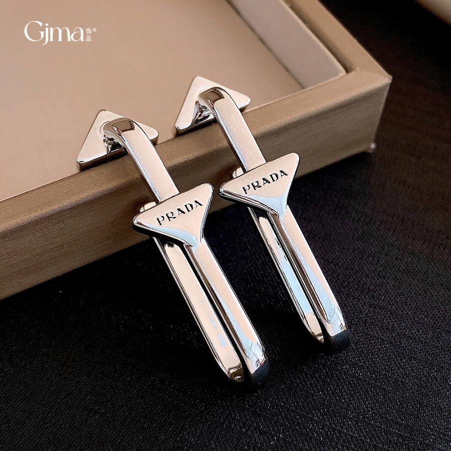 Galvanisierte Silbernadel U-förmige Buchstabe Dreieckige Ohrringe, Steckerohrringe, Temperament-Ohrringe, Nischen-Design-Gefühl