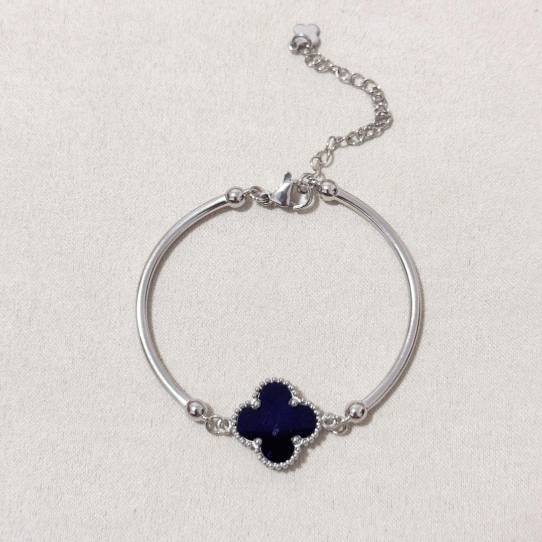 Женский браслет-бангл из титановой стали 15 мм, не тускнеющий, с четырехлистным клевером на удачу.