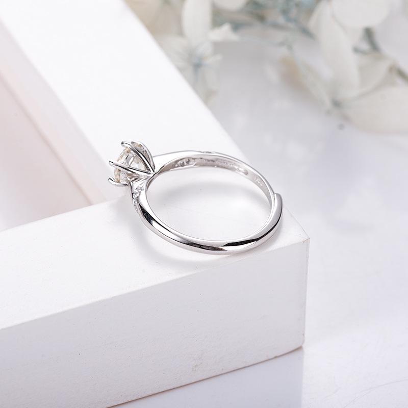 Ash Princess Moissanite Wedding Ring: S925 Sterling Silver, One Carat, Six-Prong, Fashionable Inlaid Confession Style.