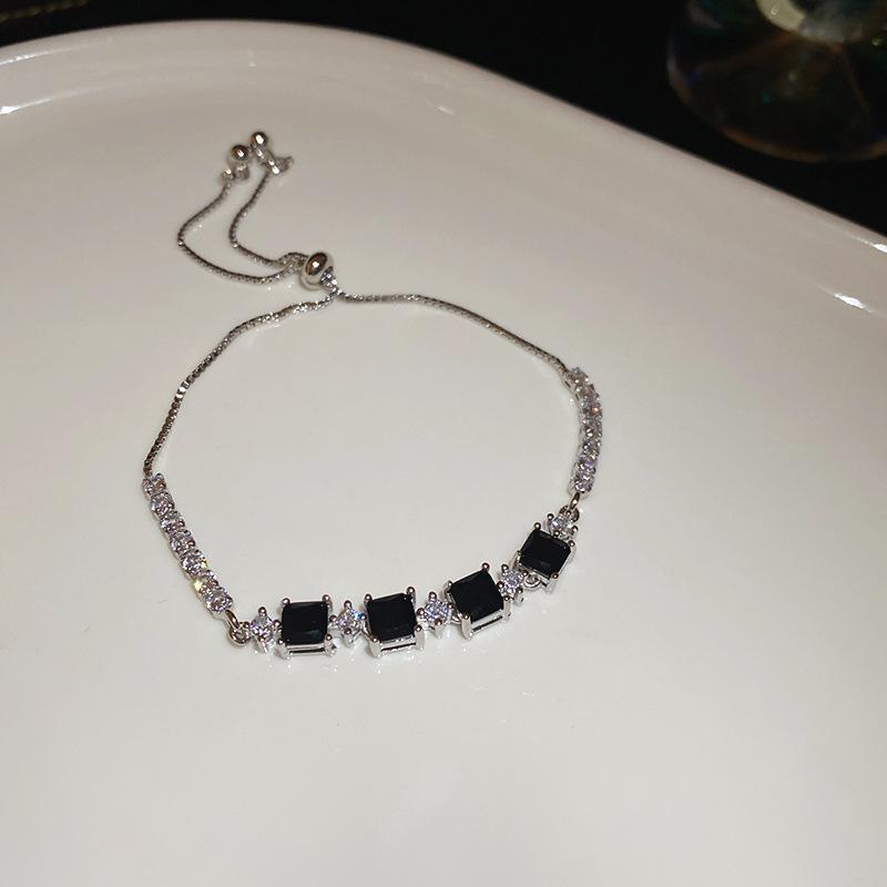 2025 Neues quadratisches Zirkonia-Armband: Elegante Luxus-Handkette für Damen