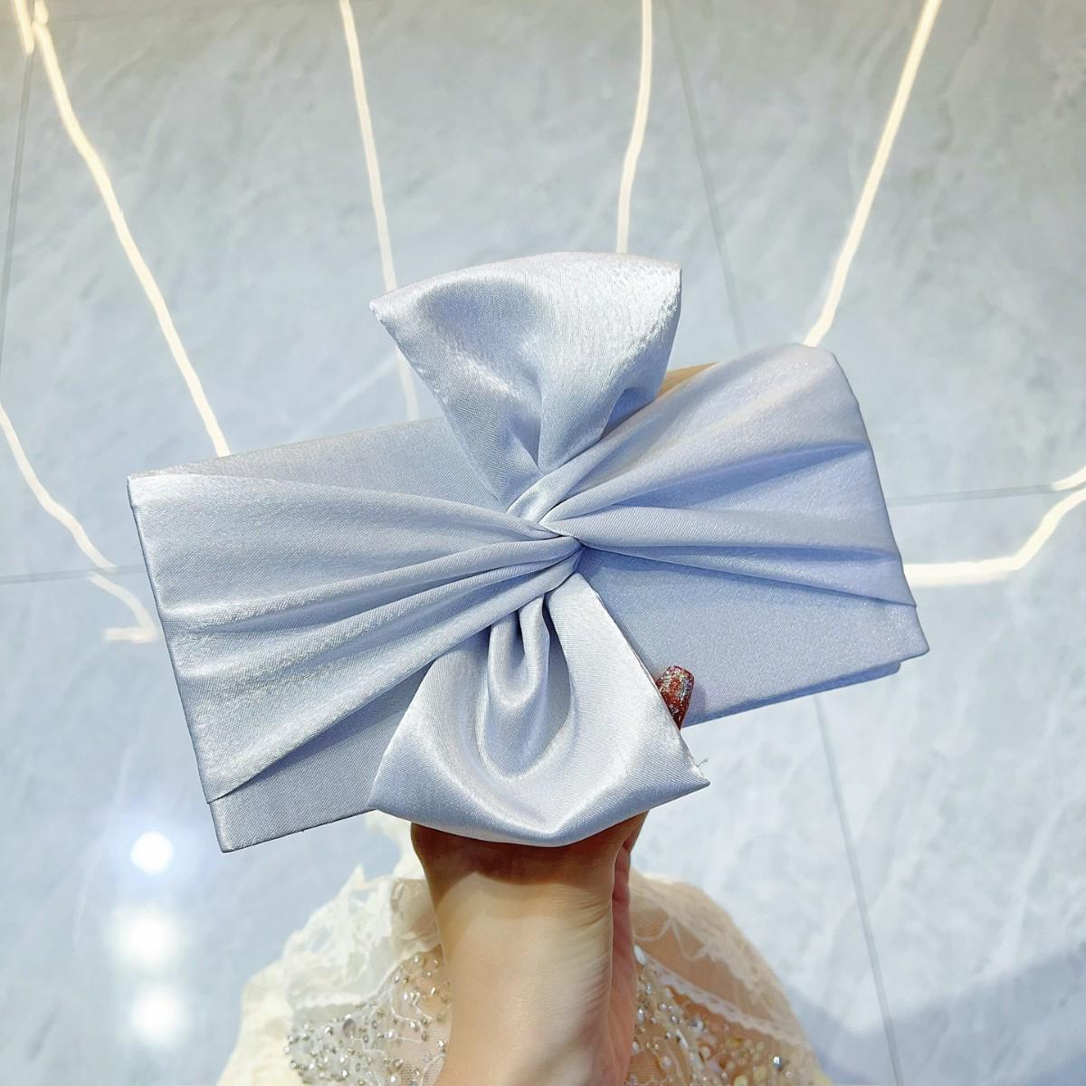 

Елегантний клатч-кросбоді з бантом - Жіноча вечірня сумка з ланцюжком для банкетів та вечірок срібний