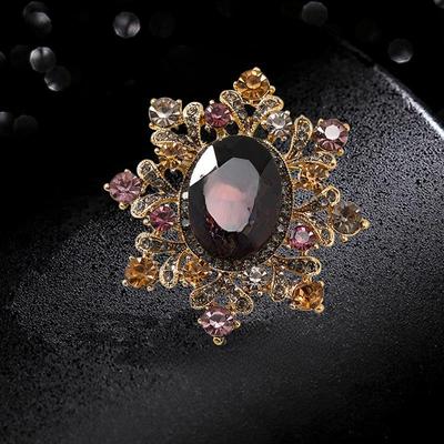 Elegant Retro Crystal Floral Brooches: European & American Vintage-Style Gilded Pins for Women.