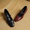 Zapatos individuales franceses para mujer primavera y otoño 2025 boca poco profunda punta cuadrada tacón medio tacón grueso tacones altos cuero burdeos zapatos Mary Jane para mujer