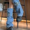 Damen Punk Distressed Blaue Jeans Schlaghosen-Bezüge mit geschnallten Bändern Harajuku Grunge Gewaschene Denims Beinwärmer Socken