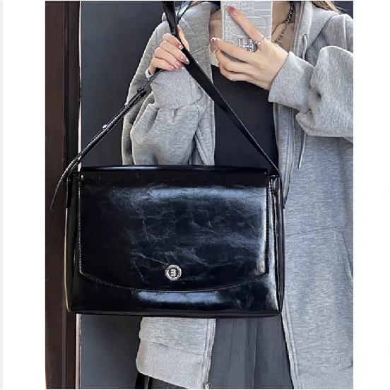 Korean INS 2025 Summer New Niche Design Bag Retro Large Capacity Textured Commuter Crossbody Messenger Bag