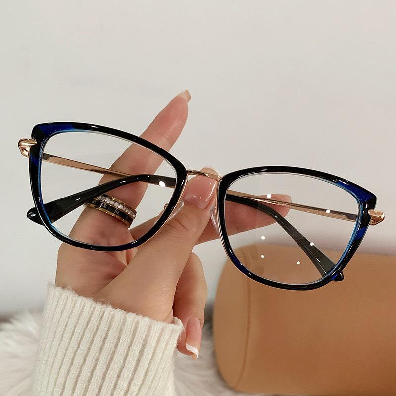 Chic Women's Color-Changing Photochromic Glasses – Stylish Large Frames, Blue Light Blocking, Natural Look, Prescription-Ready.