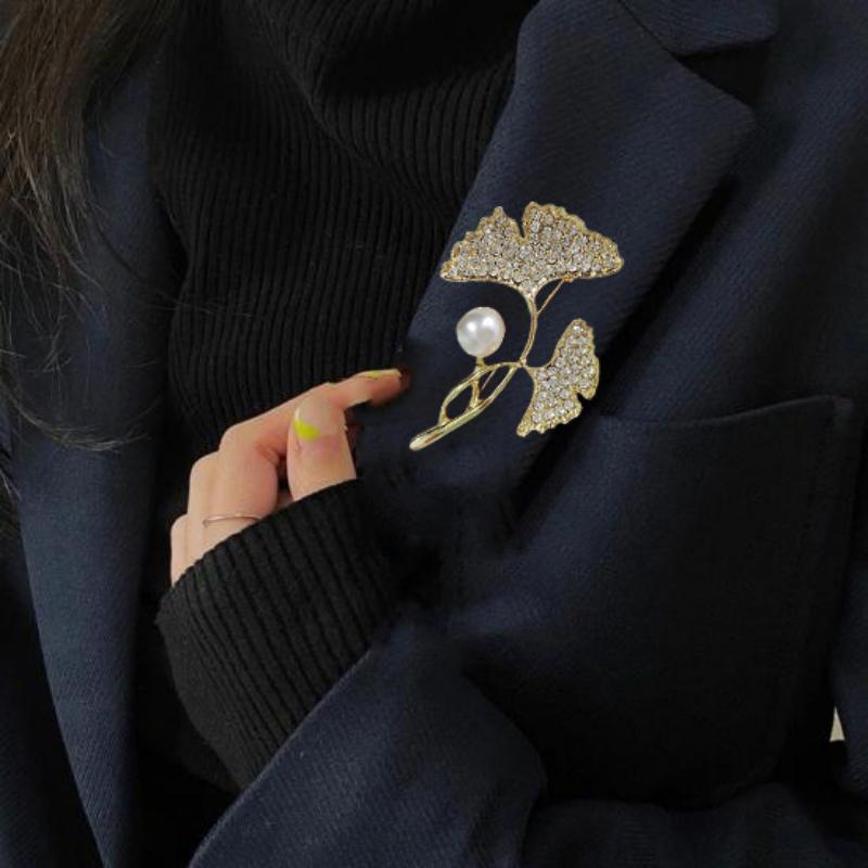 Retro Elegant Ginkgo Leaf Faux Pearl Brosjer for kvinner Temperament Enkel og allsidig brosje Blomster Brosjer Pin Party Bryllup Smykker Gave