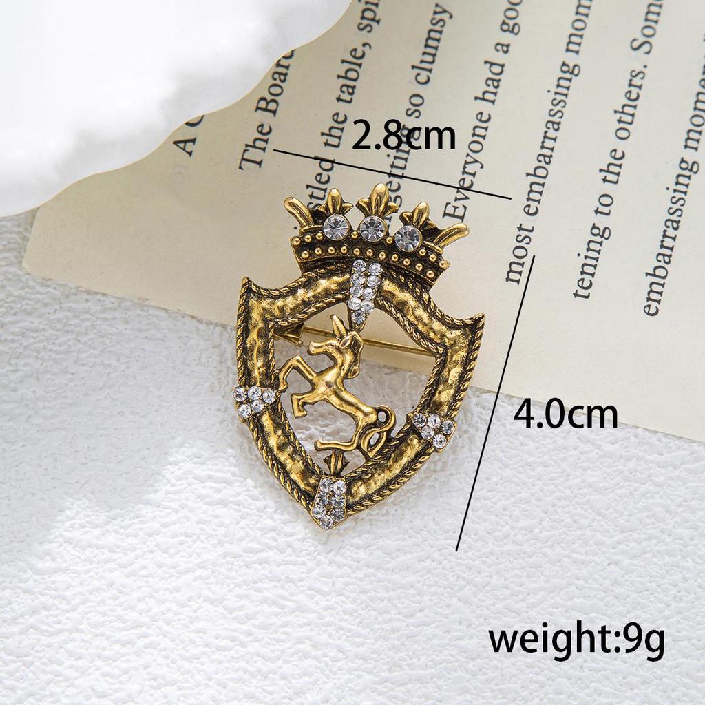 Men's Vintage Horse Shield Lapel Pin – Retro Crown Suit Brooch Accessory