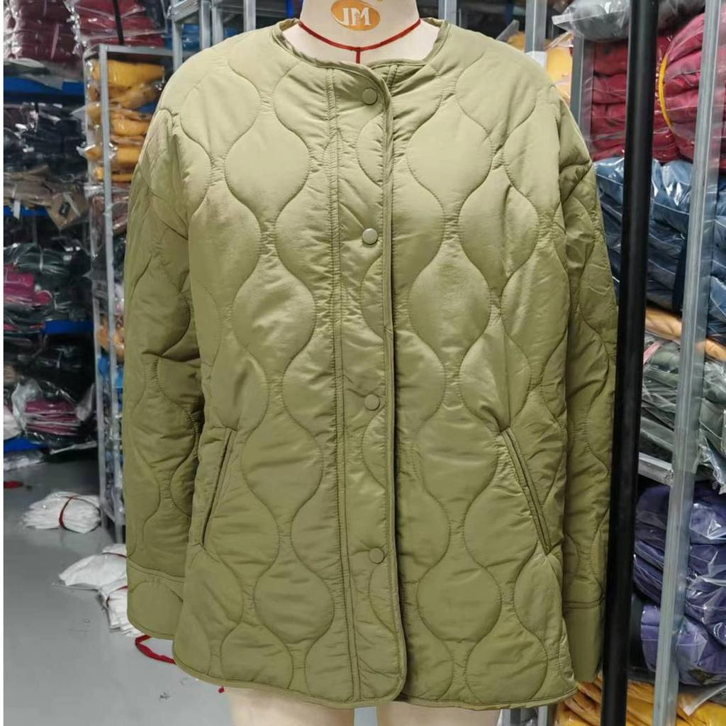 Damska pikowana kurtka do połowy łydki na jesień-zimę 2026, minimalistyczny gładki płaszcz z okrągłym dekoltem, lekko pikowany, luźny krój, casualowa odzież wierzchnia