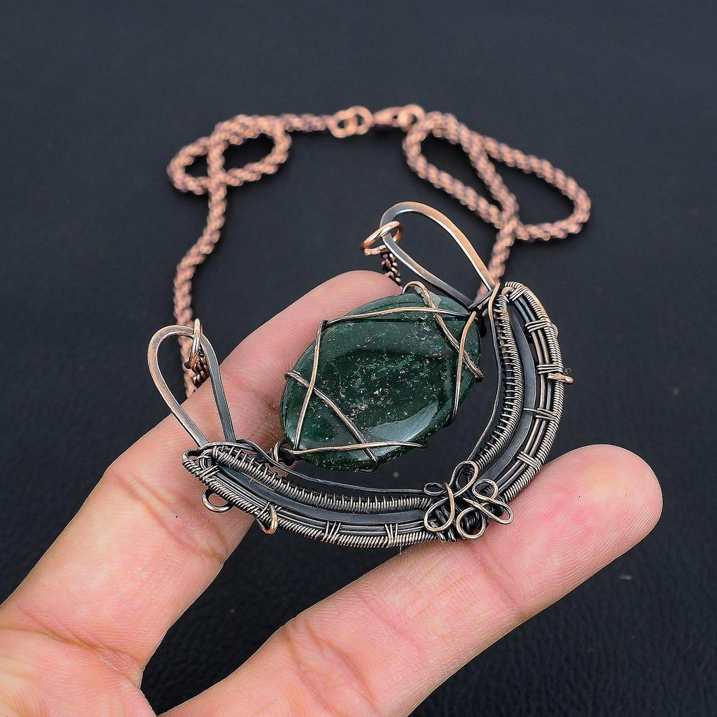 Wunderschöner grüner Jade Edelstein handgemachter Kupferdraht Wickelschmuck Hübsche Halskette für Frauen