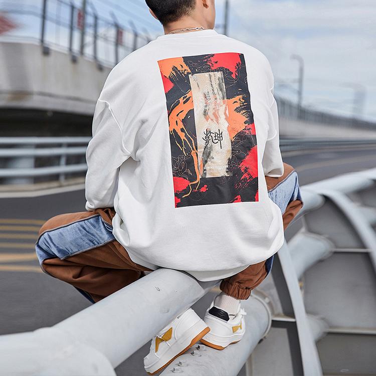 Li Ning CF Flow Series Cow Turns The Universe Printed Crew Neck Pullover Sweatshirt Men Sweatshirt Off-White AWDR290-2