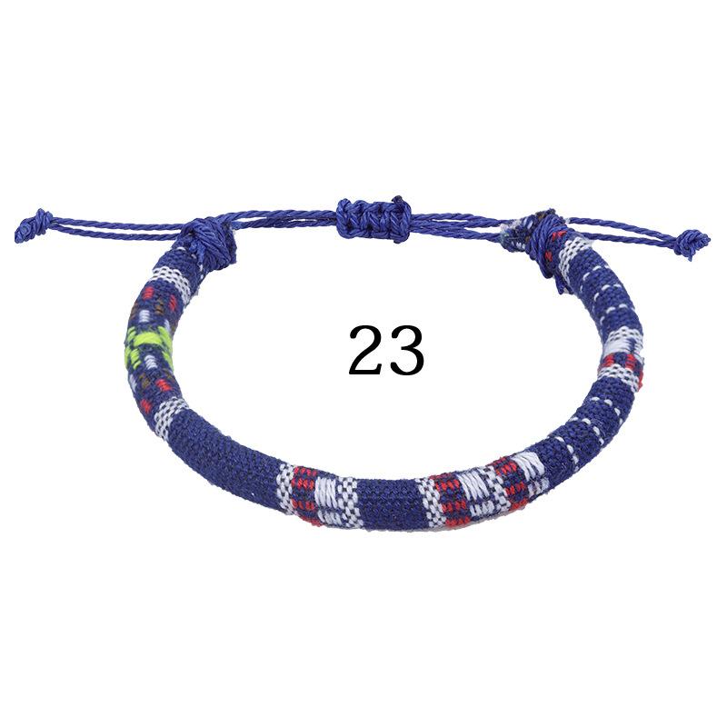 Handgewebtes Armband im böhmischen Ethno-Stil. Buntes Surf-String-Freundschaftsarmband