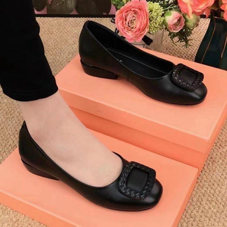 Coarse heel single shoes women's 2025 autumn new square head shallow mouth one pedal soft sole soft surface Doudou shoes comfortable mother shoes