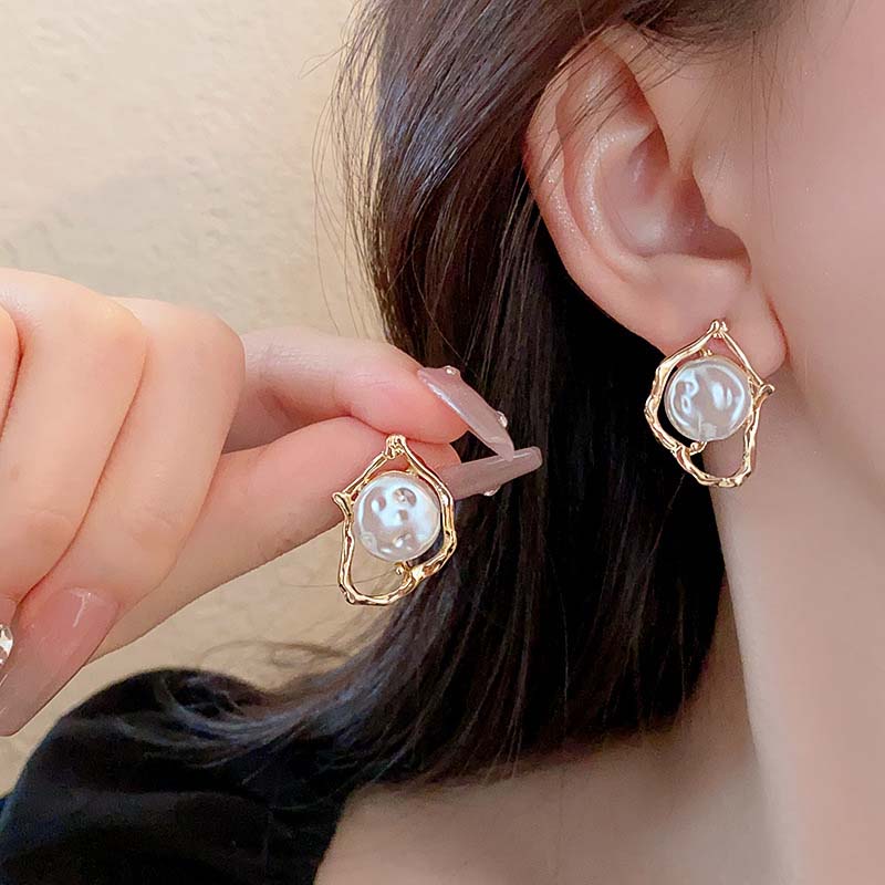 Korean Gold Hollow Pearl Stud Earrings For Women Vintage Elegant Irregular Temperament Earrings Wedding Jewelry Brincos