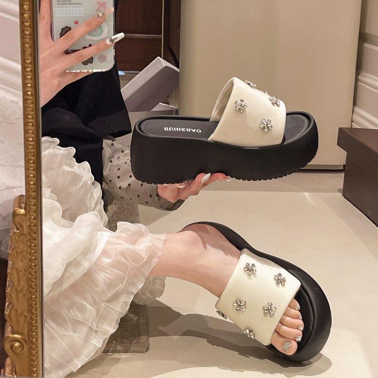 

Thick-soled one-word slippers women s 2025 European station summer new fashionable and simple flowers square head open toes wear cool slippers 40