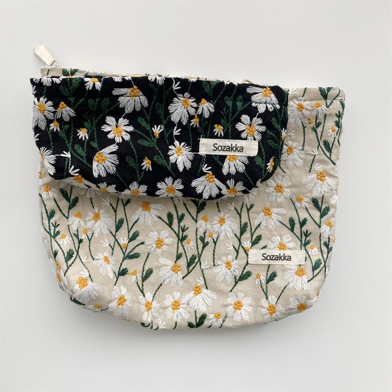 Embroidered Daisy Cosmetic Bag: Simple, Portable, Literary Style with Large Capacity for Storage
