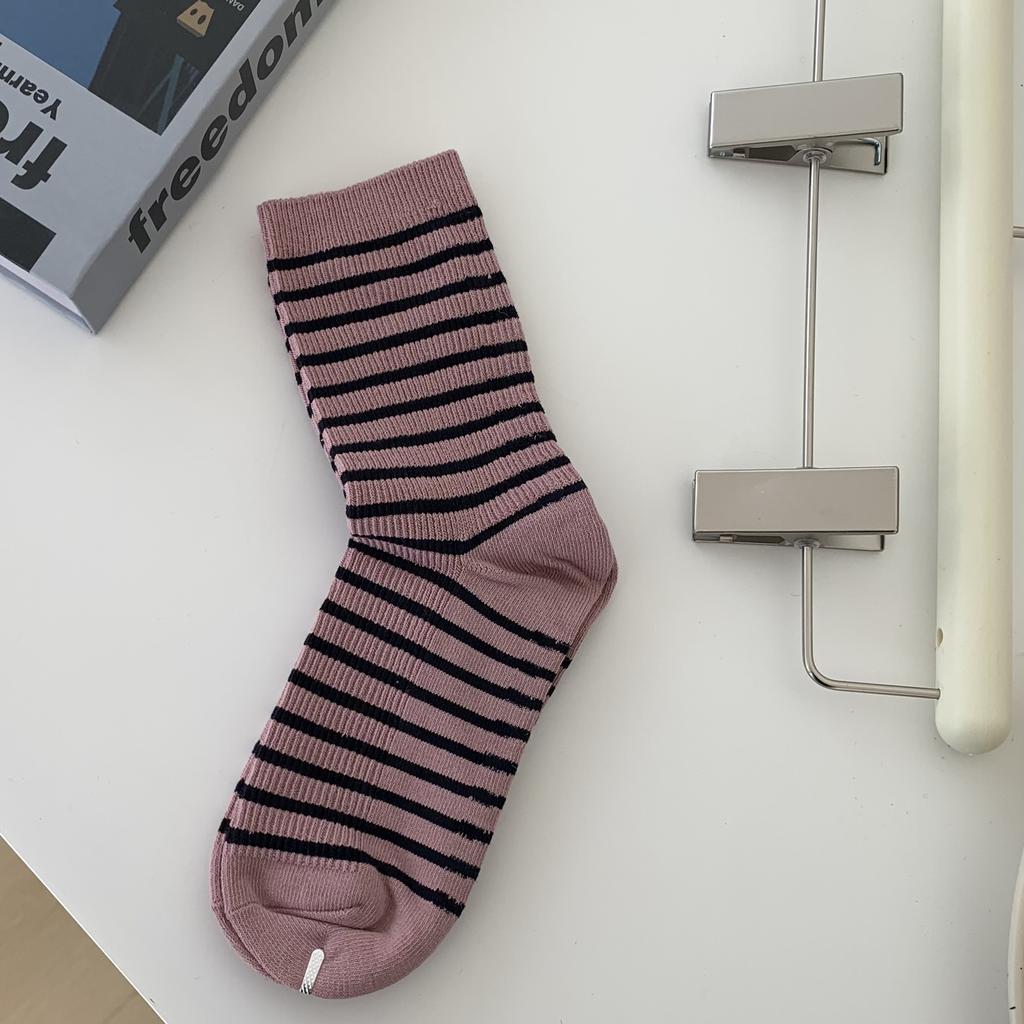 Socken Damen Mittelsaison Strümpfe Trendige Socken Grau College-Stil Strümpfe Vielseitige Gestreifte Stapelbare Socken