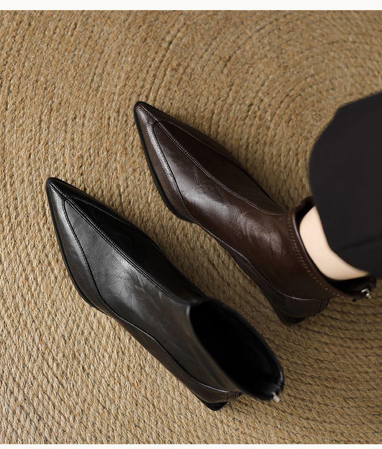 Women's Retro Brown Chelsea Boots: French Pointed Toe, Elastic Slim Fit, Chunky Low Heel, 2026 Autumn/Winter Collection