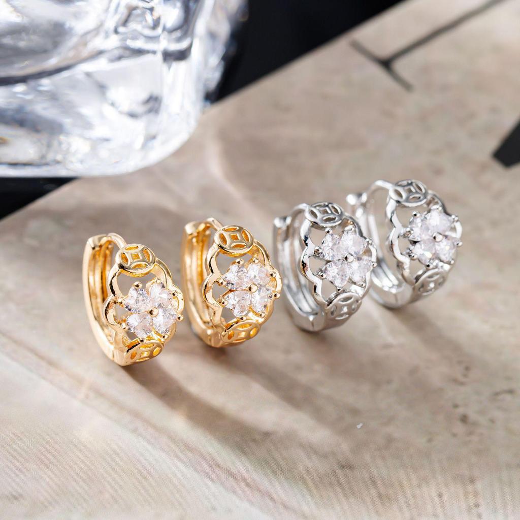 Hot-Selling Four-Leaf Clover Zircon Ear Cuff: Chinese Style Gold Coin 'Get Rich' Earring with Good Fortune Meaning.