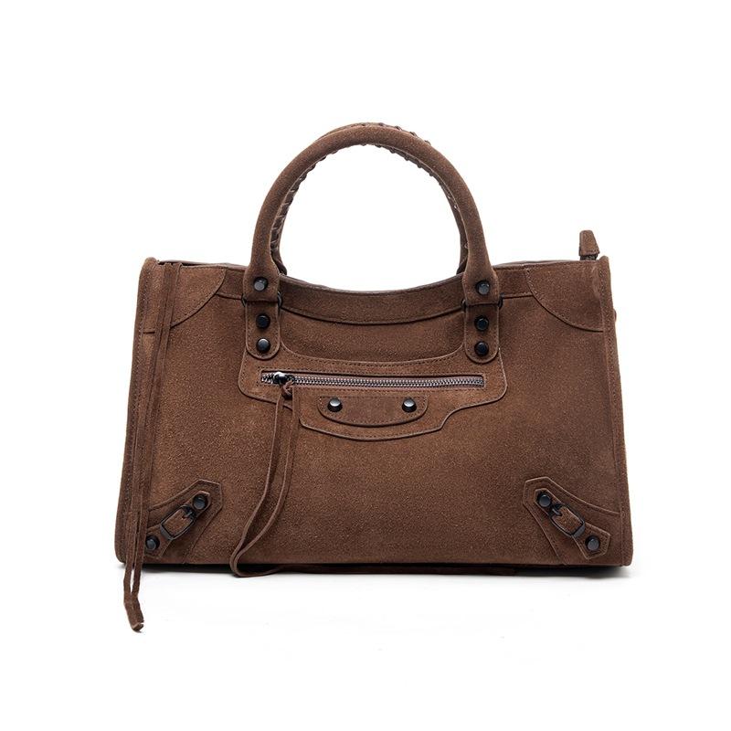

Rivet locomotive bag, versatile style, underarm tote bag, new souvenir, genuine leather, high-end women s large-capacity handbag.