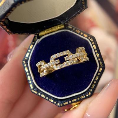 Huitan Módní Propojený Design Zlaté Barvy Prsteny Plně Osázené Kubickou Zirkonií Bling Bling Dámské Doplňky Trendy Prsteny Šperky