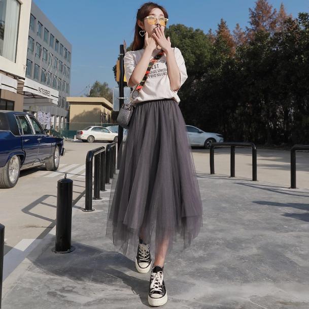 

Qooth Летние асимметричные плиссированные юбки на резинке, тюлевая миди-юбка, элегантная простая повседневная юбка QT2582 Free Size серый