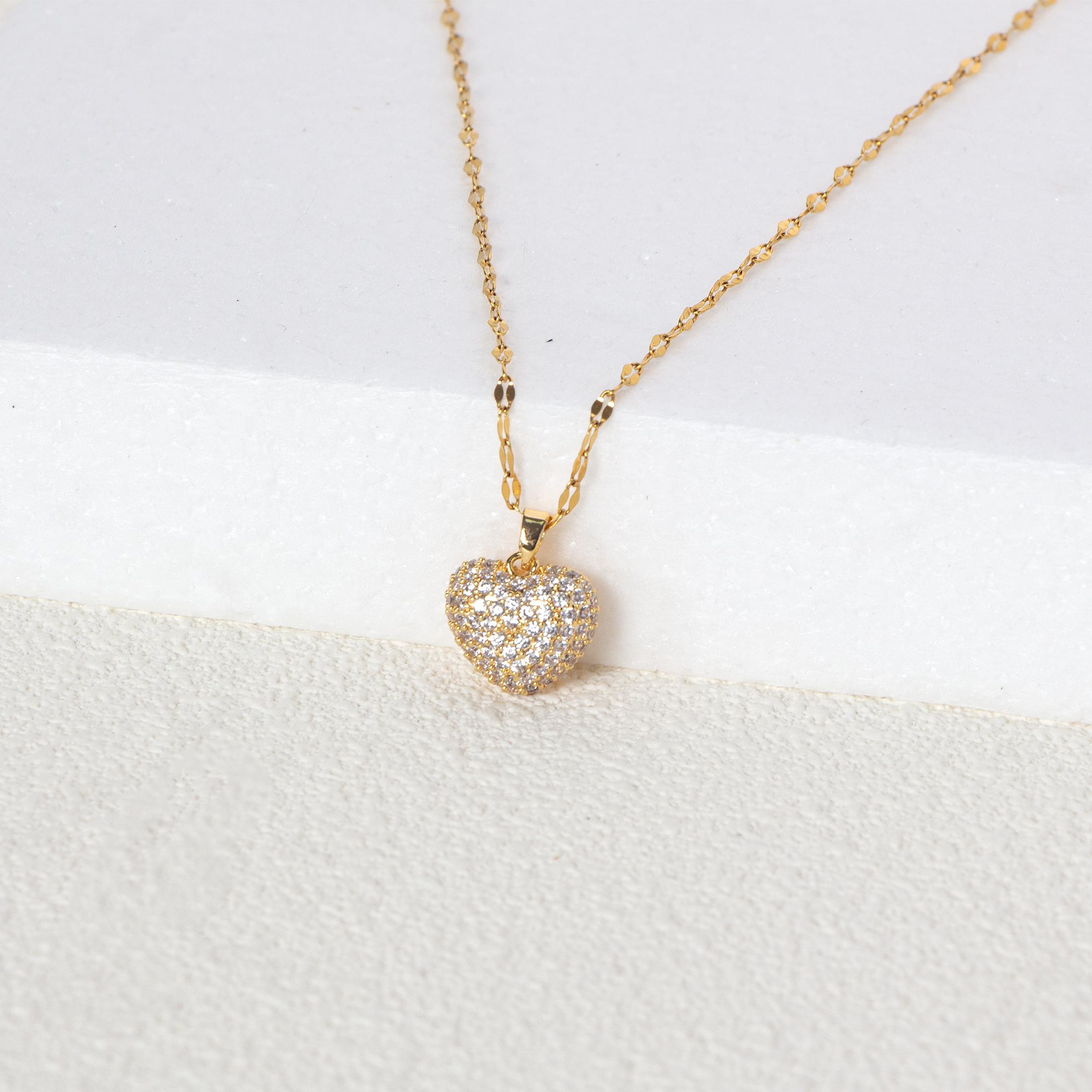 

Women s fashion sexy wind shiny diamond hollowed out love pendant stainless steel senior sense of temperament wind necklace золотой