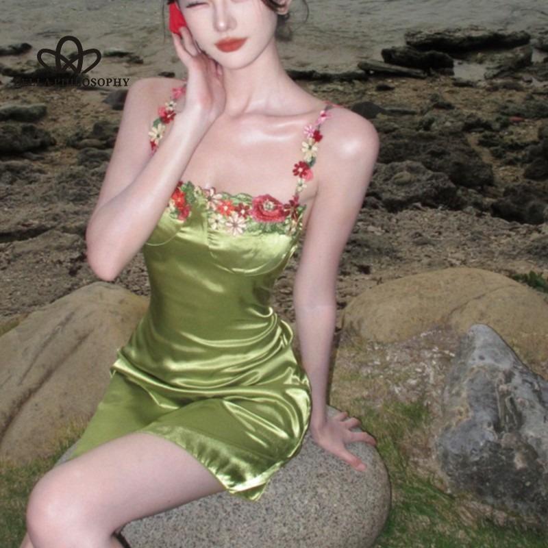 2024 sommer Französisch Vintage Grün Kleider Frauen Bestickt Blume Urlaub Stil Meer Satin Halter Kleider