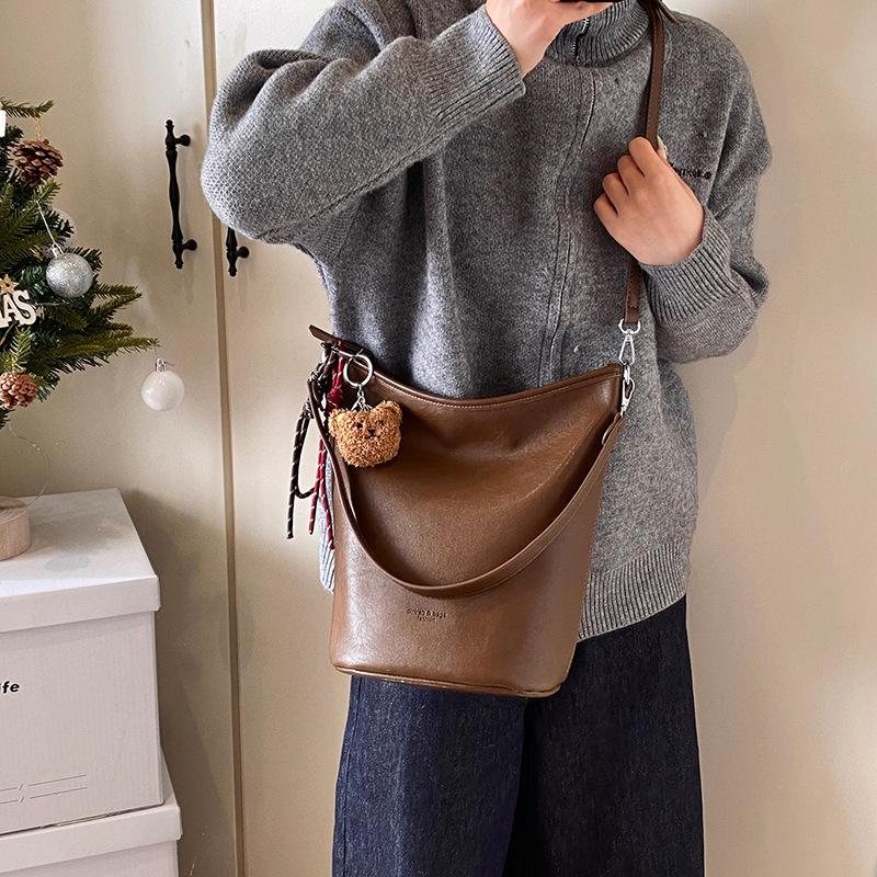 Large capacity underarm bag women's fashion casual tote bag 2025 winter premium niche shoulder bag