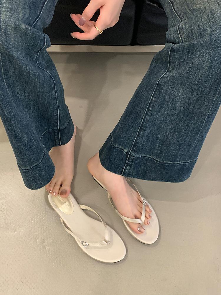 

Soft-soled flip-flops, sandals, half-towed women s outer wear fashionable versatile cool slippers 2025 summer new round head tide 35 белый