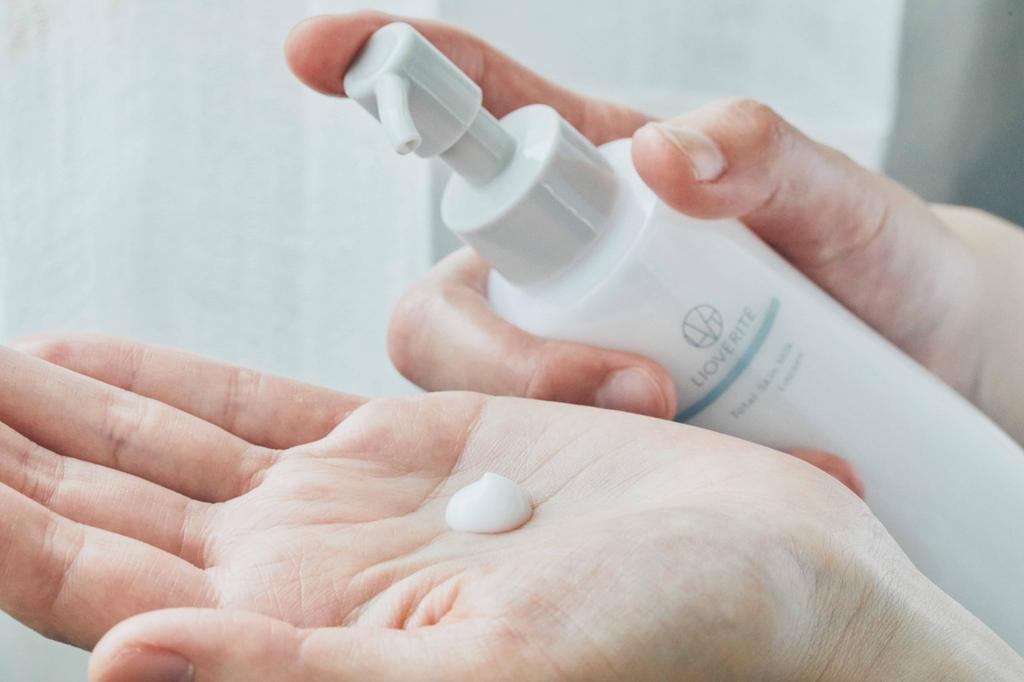 LIOVERITE Total Skin Milk Emulsion 200ml Highly Contains Human Ceramide Focuses on Resident Skin Skin Bacteria Moisturizing Inner Dry Essential Oil