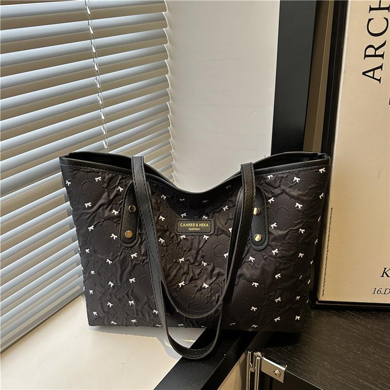 

Студенты ездят на занятия. Универсальная портативная сумка-тоут большой вместимости. Красивый принт. Однотонная. Повседневная наплечная сумка под мышку. Женская