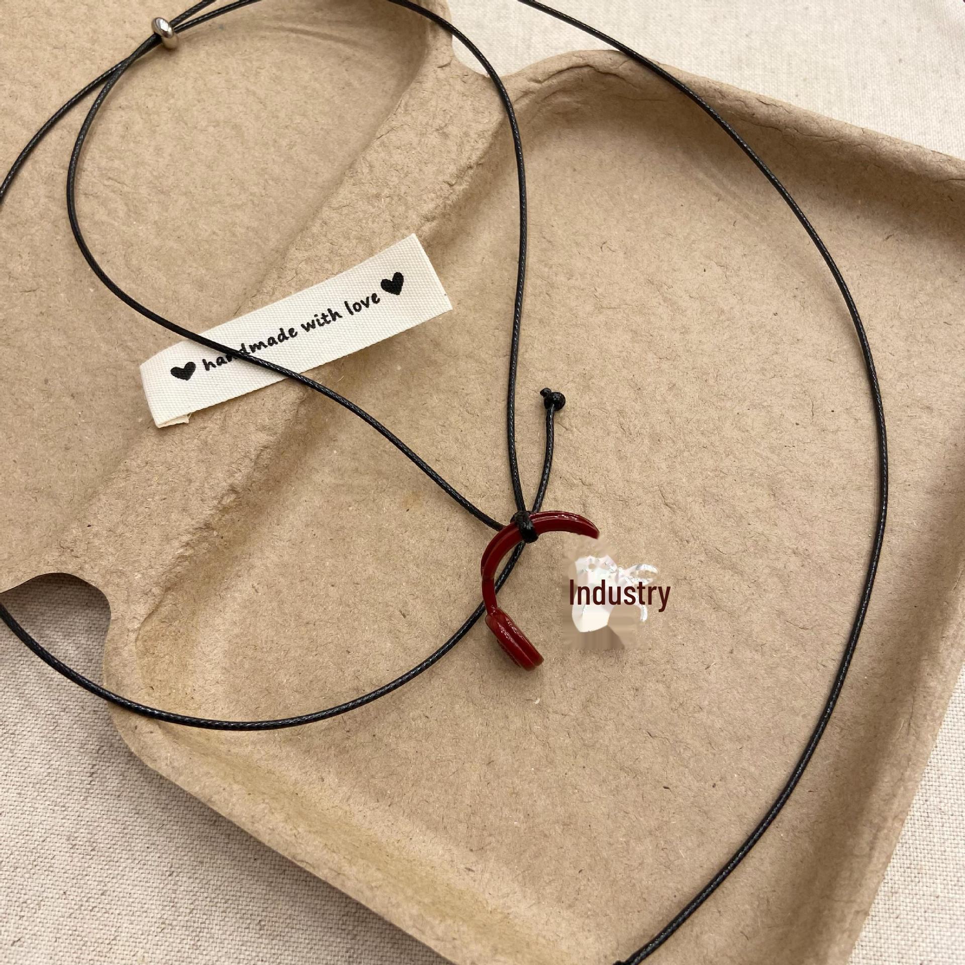 

Підвіска для навушників зі шкіряним корейським шнуром осінь/зима з перлами - висококласний нішевий светр-аксесуар-ланцюжок N1145 Headphone Necklace червоний