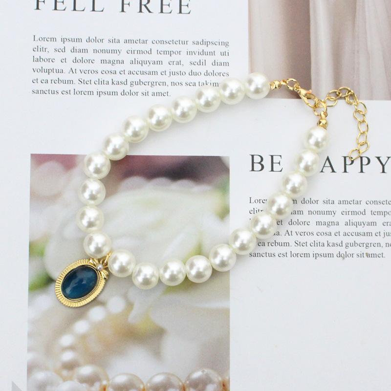 Charming Pet Collar with Emerald Pendant and Faux Pearls - Elegant Accessory for Cats and Dogs