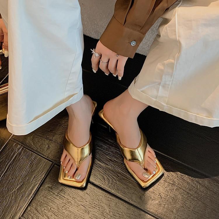 

The sense of high-end is full of toe drags, of course, it is the love of girls~ 2025 summer square head high heels, beautiful slippers 40 золотой