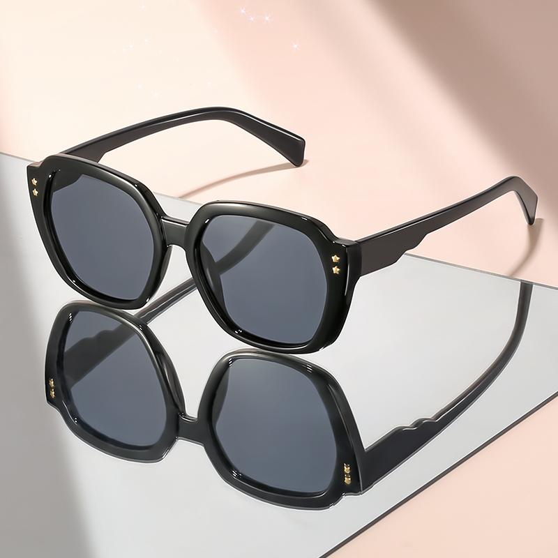

Fashionable Sunglasses With Contrasting Color Design Large Frame Fashionable Sunglasses That Make The Face Look Slimmer