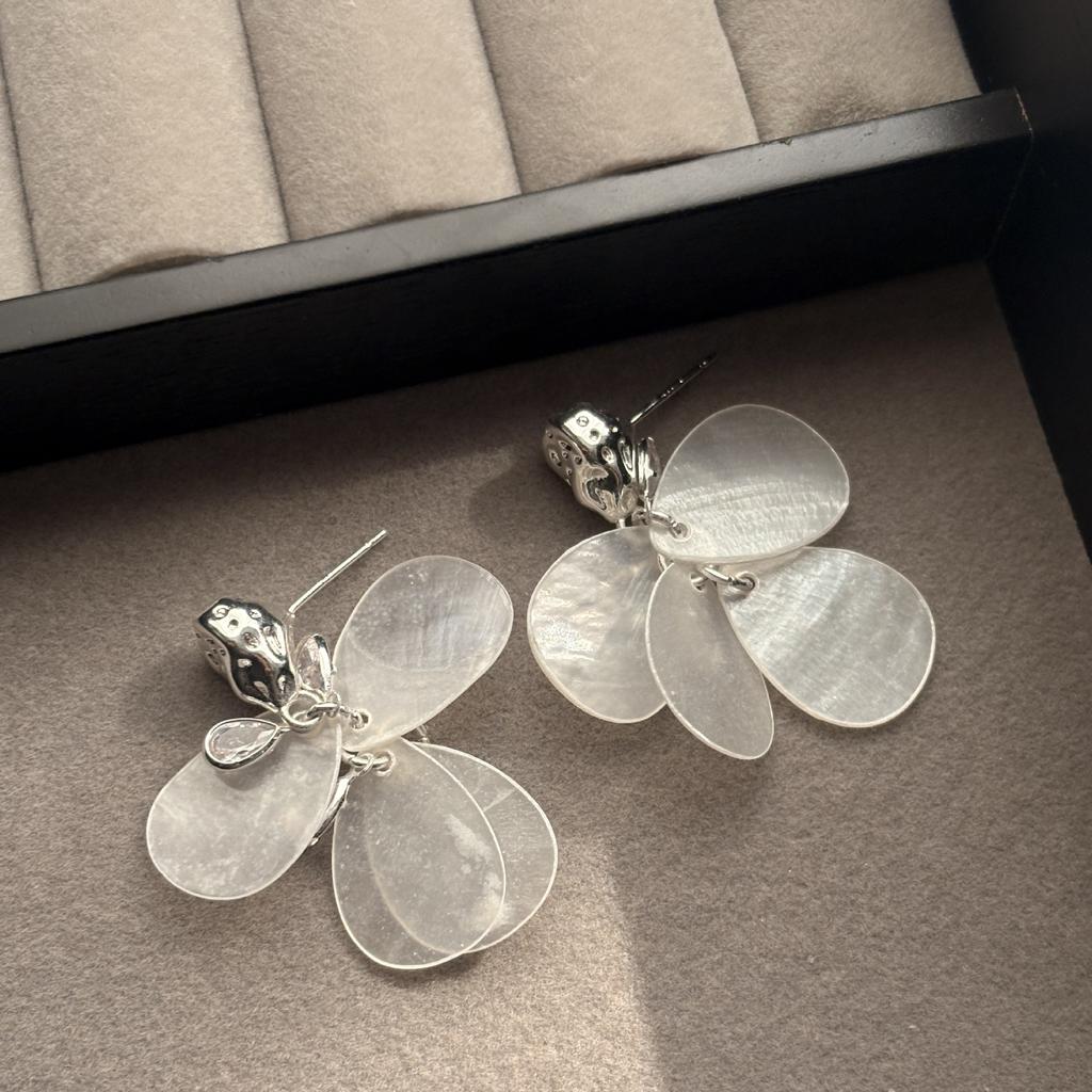 White Petal Earrings, French Style Super Fairy Socialite, Sweet and Elegant, Fake Forest Style Leaves, Fresh Earrings