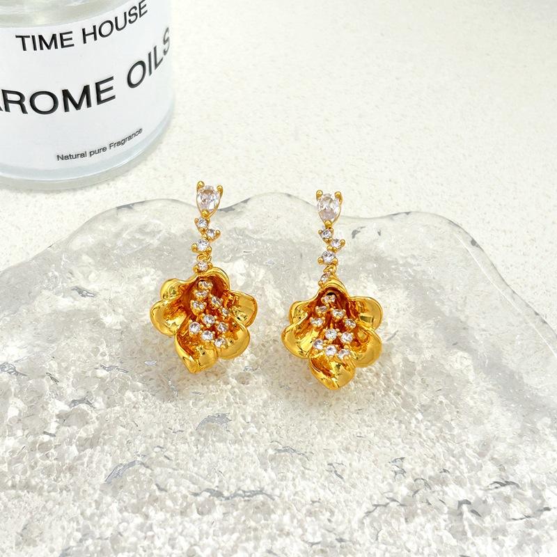 Micro-Inlaid Zircon Earrings, High-End Female Sweet Flower Stud Earrings. золотой