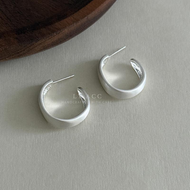 Simple classic C-shaped earrings, smooth polished European and American neat earrings, light luxury, daily commuting versatile and expensive earrings.